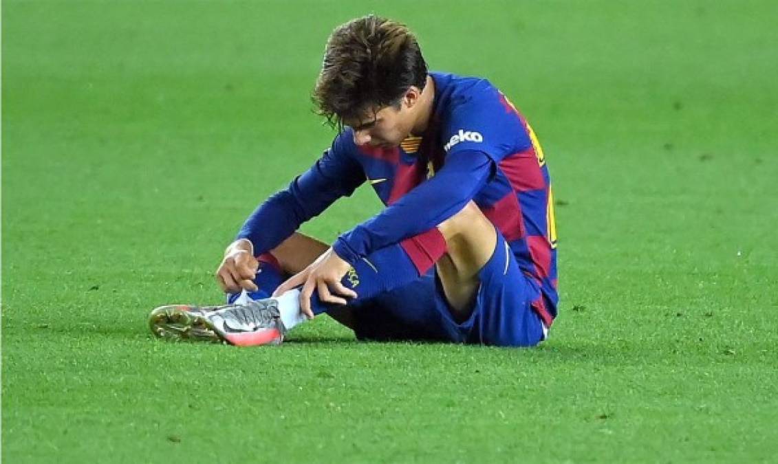 Riqui Puig se lamenta en el césped.