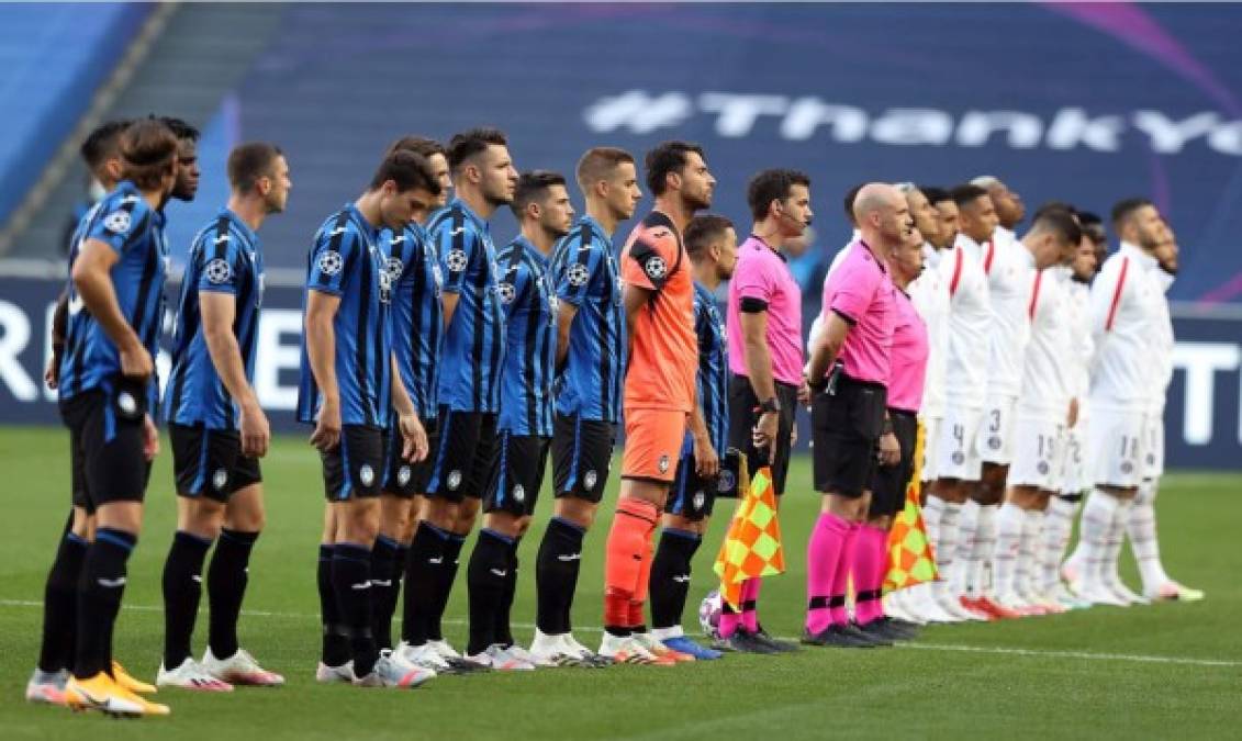 Los titulares de Atalanta y PSG mientras se escuchaba el himno de la Champions League antes del inicio del partido.