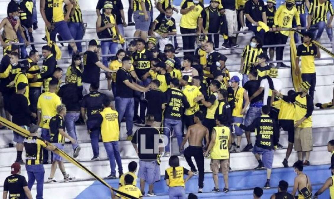 Una imagen lamentable de los aficionados del Real España que se pelearon entre ellos mismos en las gradas del estadio Olímpico.