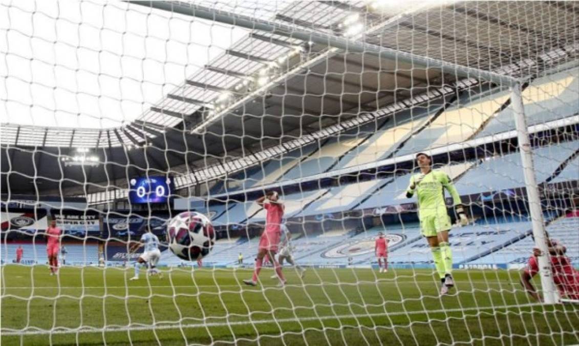 El lamento de Courtois y la defensa madridista tras el gol de Sterling.