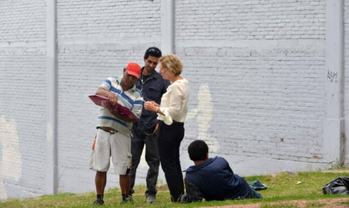 Autoridades del Ministerio de Desarrollo Social (Mides) dialogan con personas en situación de calle para el ingreso a instalaciones de estadio Centenario.