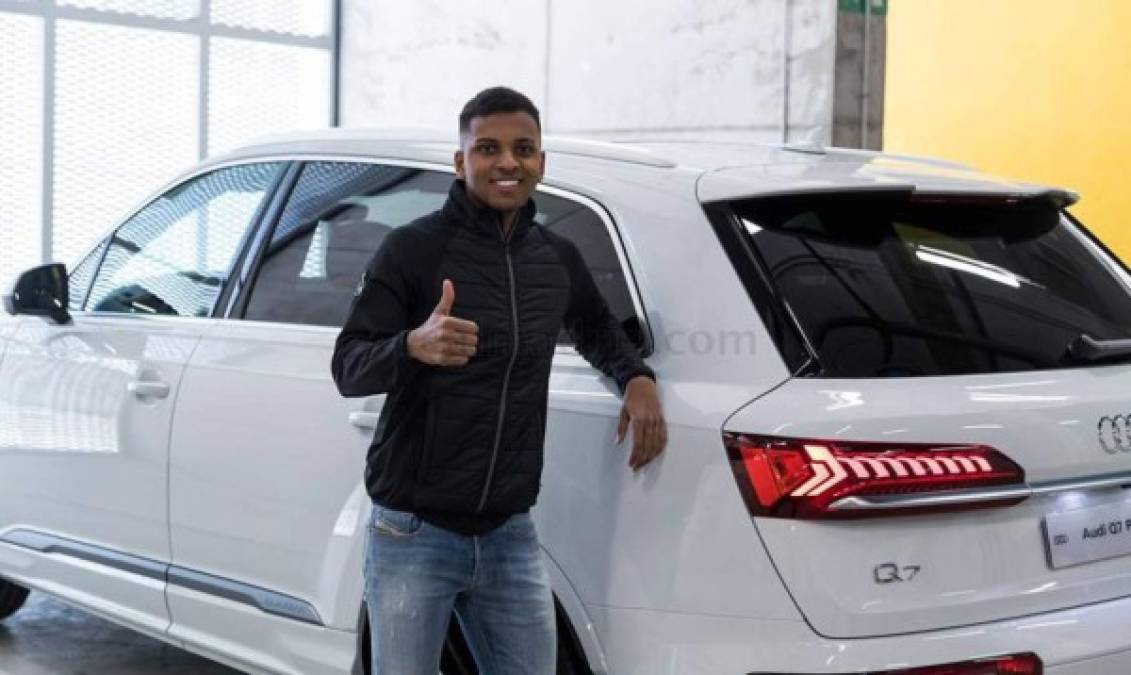 Los jugadores de la primera plantilla del Real Madrid han recibido las llaves de sus nuevos vehículos Audi, que conducirán durante esta temporada.<br/>