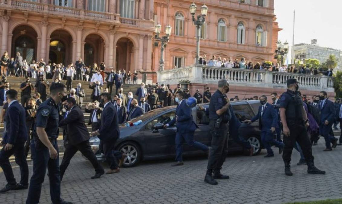 El coche fúnebre de Maradona cuando salió de Casa Rosada.