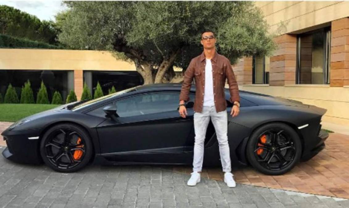 Cristiano Ronaldo publicó en Instagram una foto con un Lamborghini, un carro valorado en 350.000 euros, y con una pose que no pasó desapercibida en las redes sociales.