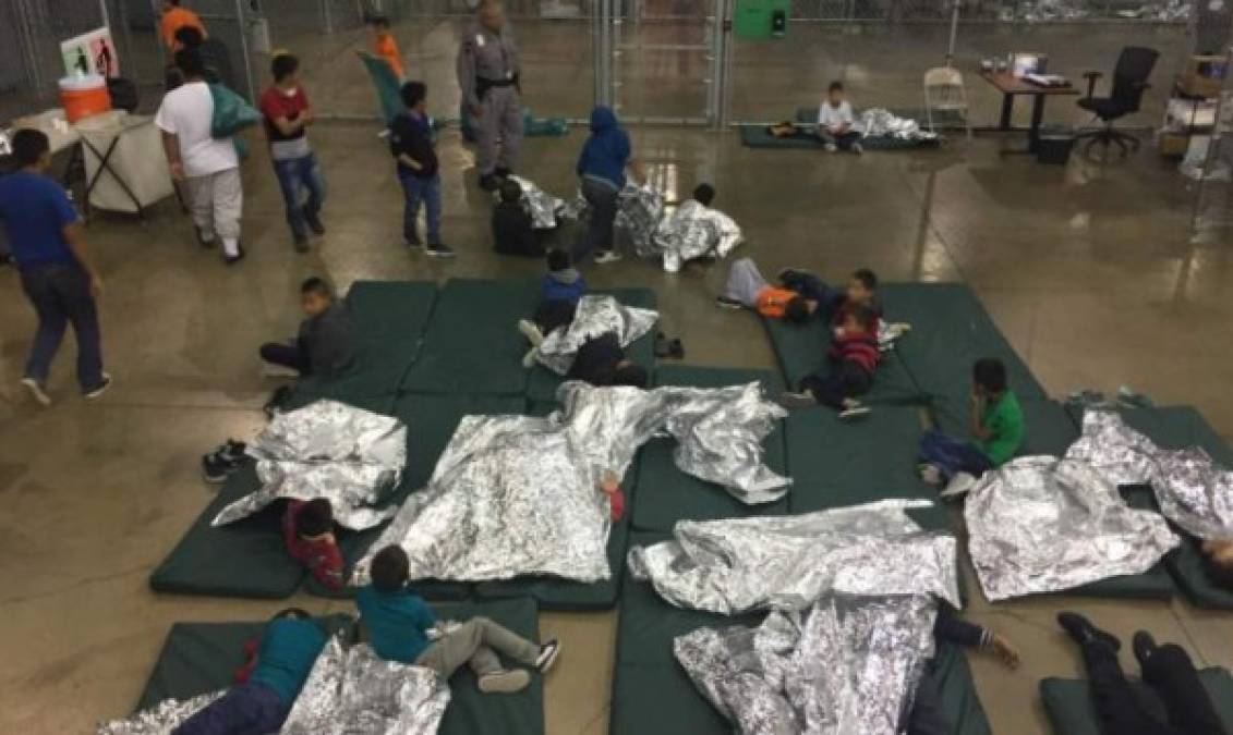 Ayer, la Patrulla Fronteriza de EEUU permitió a un grupo de periodistas visitar las instalaciones de un viejo almacén en McAllen, Texas, donde permanecen 'albergados' cientos de niños inmigrantes en lo que medios estadounidenses denominaron 'jaulas'.