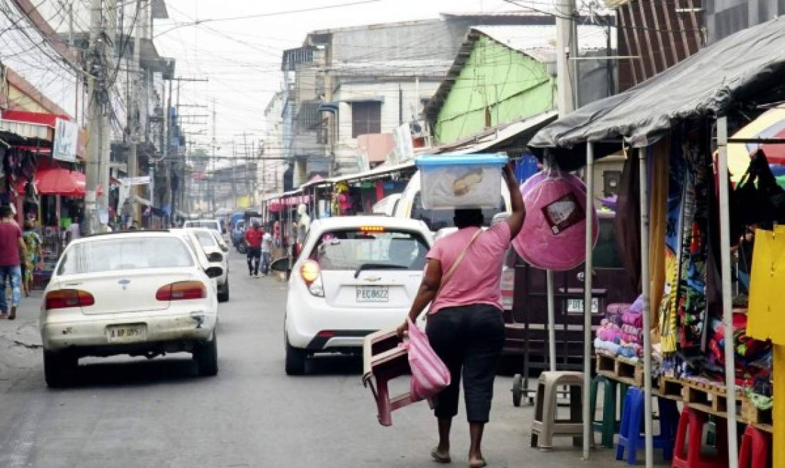 En muchas calles, apenas hay espacio para la circulación de una sola fila de vehículos, por lo que estacionarse en alguna de estas calles es una tarea entre difícil e imposible.