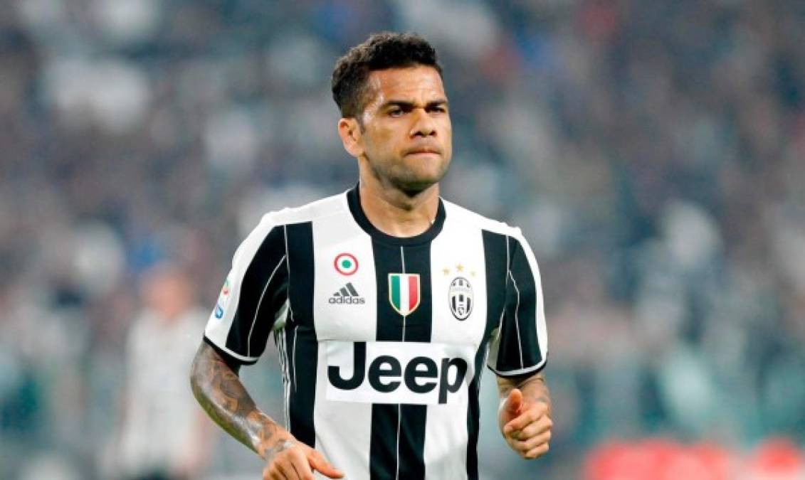 Dani Alves: El lateral brasileño también llegó gratis a la Juventus tras no renovar con el Barcelona.