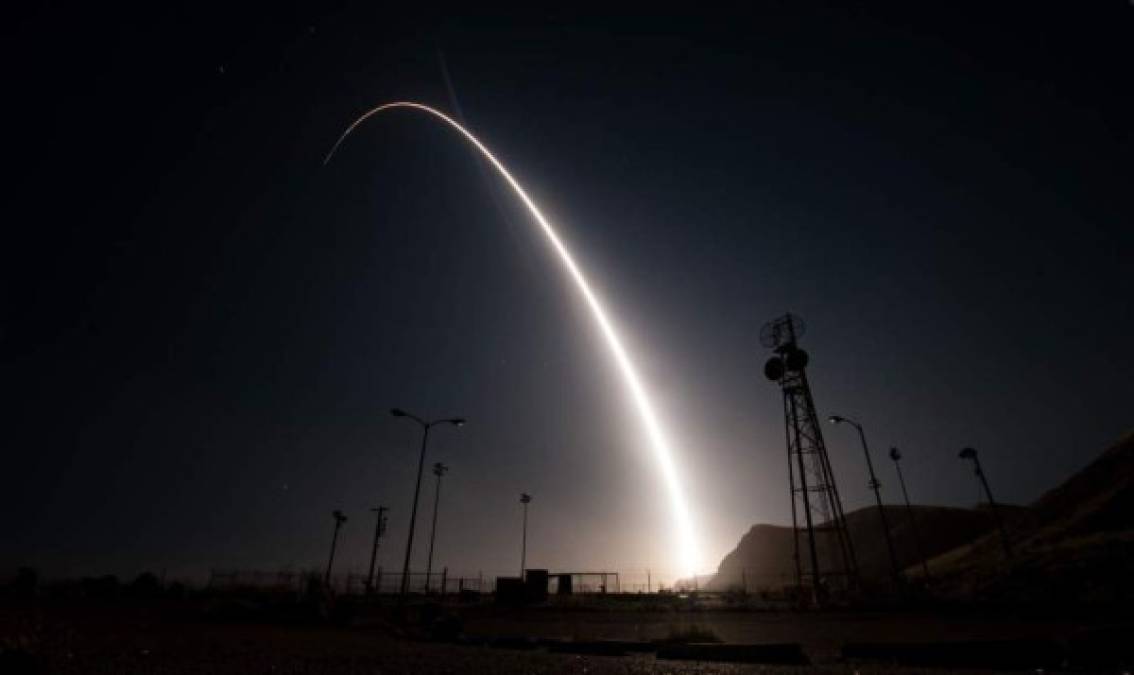 Estados Unidos realizó en la madrugada de hoy un ensayo con un misil intercontinental que voló desde California hasta un atolón en el Pacífico como muestra de disuasión nuclear. La fuerza aérea anunció hoy el lanzamiento de un misil Minuteman III desarmado desde la base aérea californiana de Vandenberg.