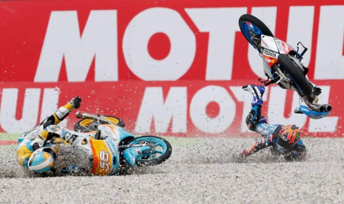 MOTO3. Fuerte impacto y directo a la tierra. El español Juanfran Guevara (d) cae de forma aparatosa junto con su compatriota Aron Canet durante la carrera de Moto3 del Gran Premio de Motociclismo holandés en el circuito de la ciudad de Assen. Foto: EFE/Bas Czerwinski