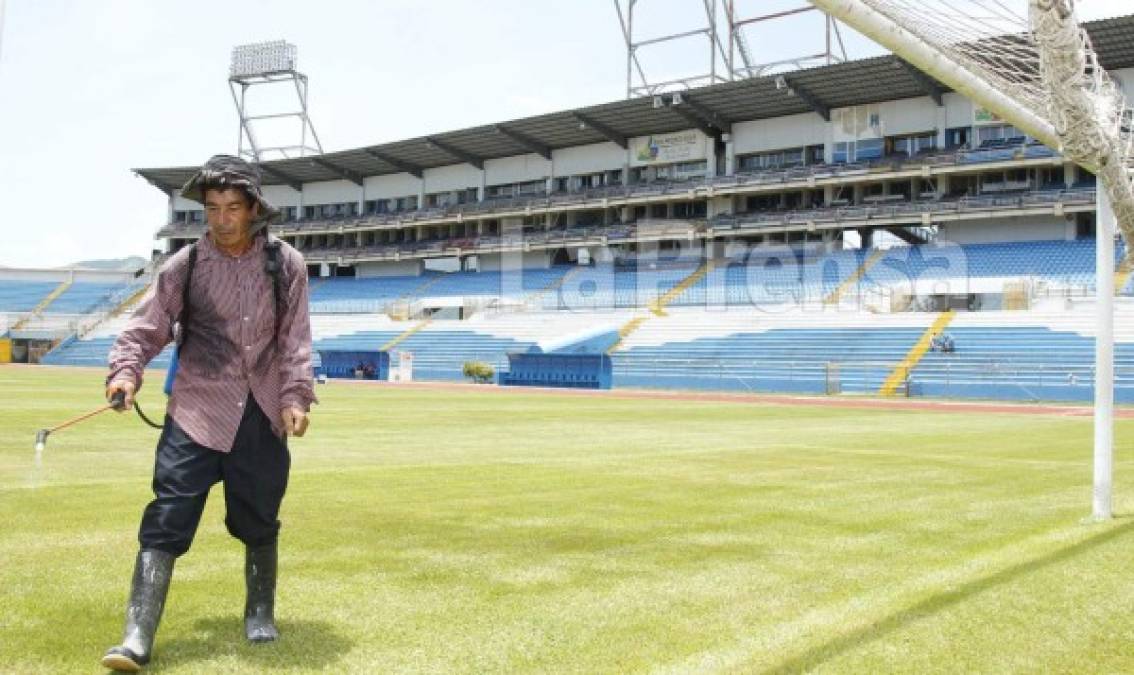 Los trabajadores han comenzado a trabajar fuertemente para que el estadio Olímpico pueda estar listo para este martes.