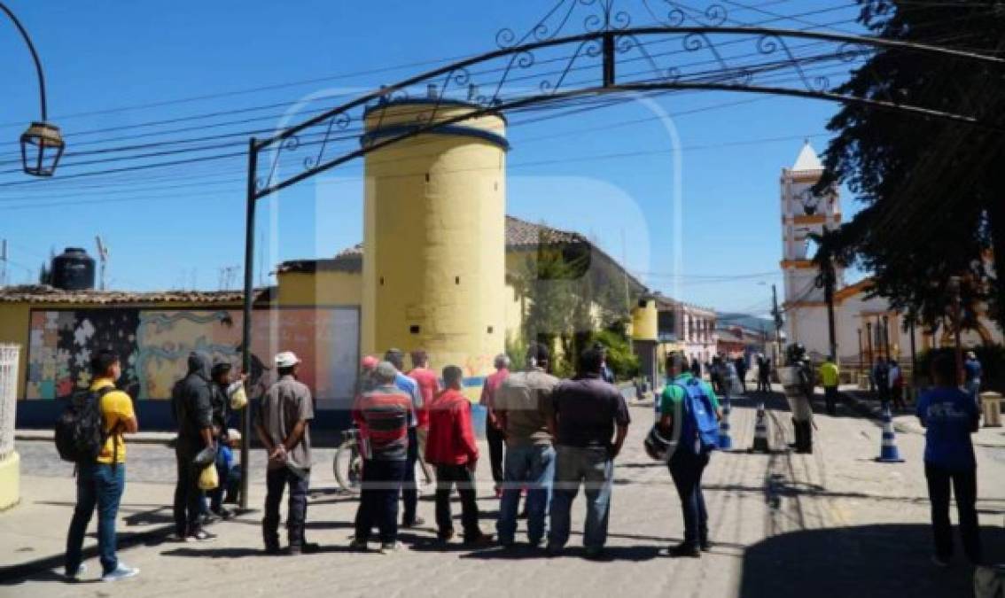 Decenas de manifestantes se enfrentaron a los órganos policiales en la ciudad occidental. Aún se desconoce el móvil del hecho. Oficiales de policía aseguran que se trata de un suicidio, algo que niega la familia de Martínez.