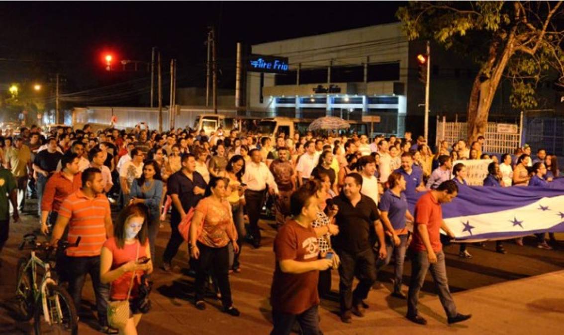 Empleados del Grupo Continental durante una manifestación en la primera calle de San Pedro Sula, ante la resolución oficial sobre el futuro del Banco Continental.