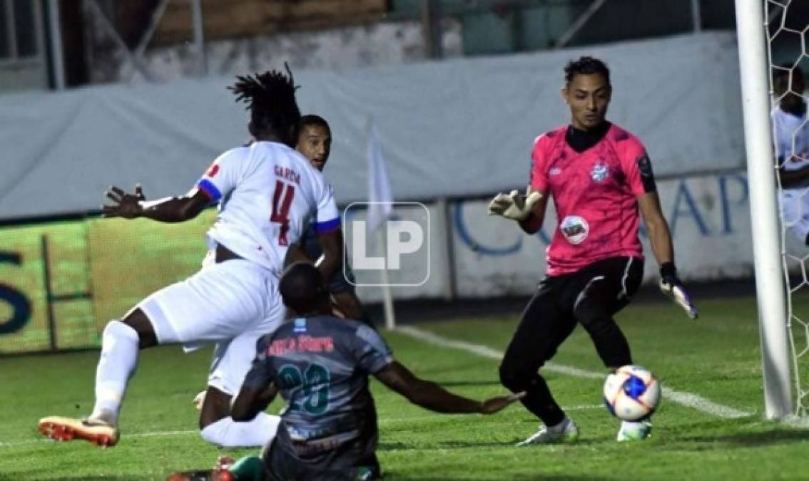 Momento en el que José García marca el cuarto gol del Olimpia.