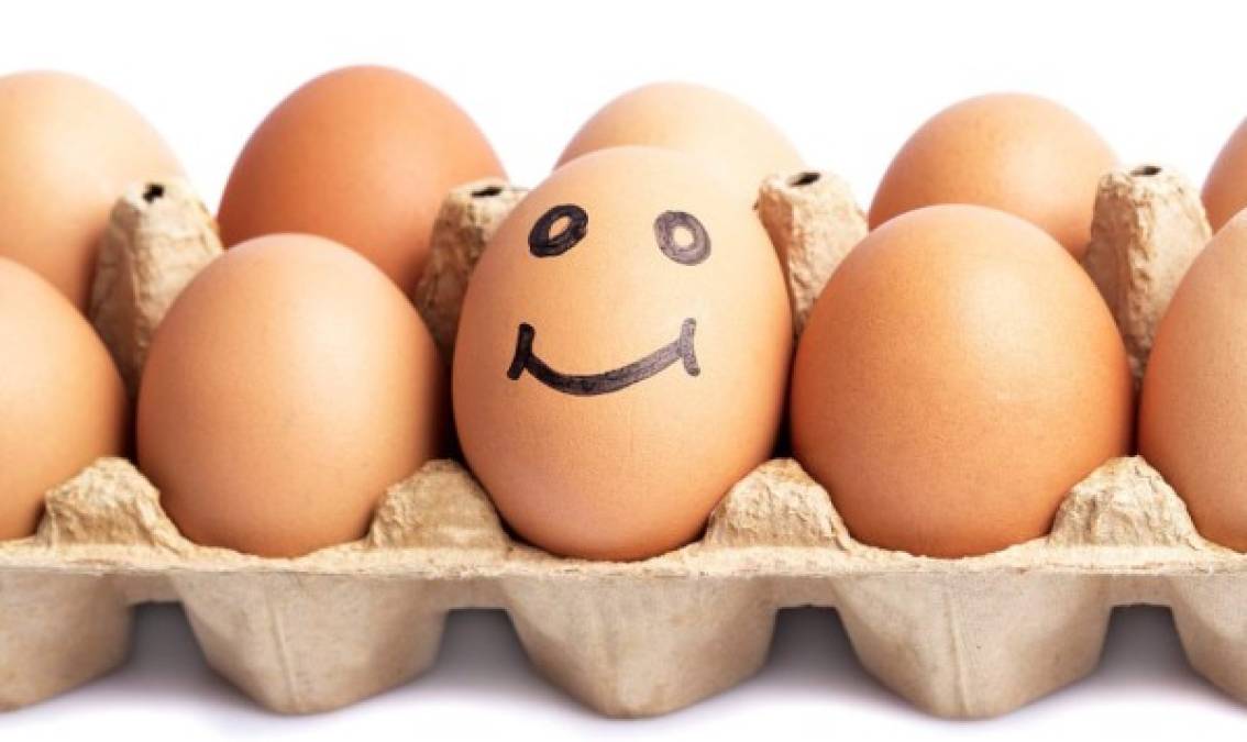 6. Huevos<br/><br/>Los huevos son el superalimento más conocido. Con un alto contenido de proteínas y más de 20 vitaminas, minerales y antioxidantes esenciales, los huevos son excelentes para mantener saludables las células del cuerpo. <br/><br/>Amplios estudios demuestran que consumir huevos en el desayuno mantiene los niveles de insulina bajo control. La insulina es la hormona que controla el metabolismo de las grasas en nuestro organismo.