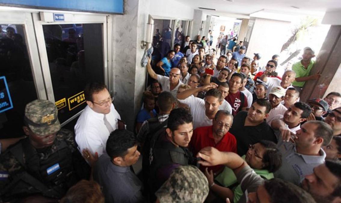 Militares resguardar a liquidadores que llegaron a una agencia bancaria de Banco Continental de San Pedro Sula.