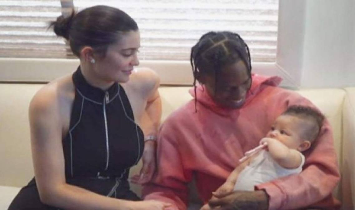 Fue hasta que su primera hija, que tuvo junto al rapero Travis Scott , nació que la menor del clan Kardahsian compartió la buena nueva junto a un video que mostraba las etapas de su embarazo.<br/>