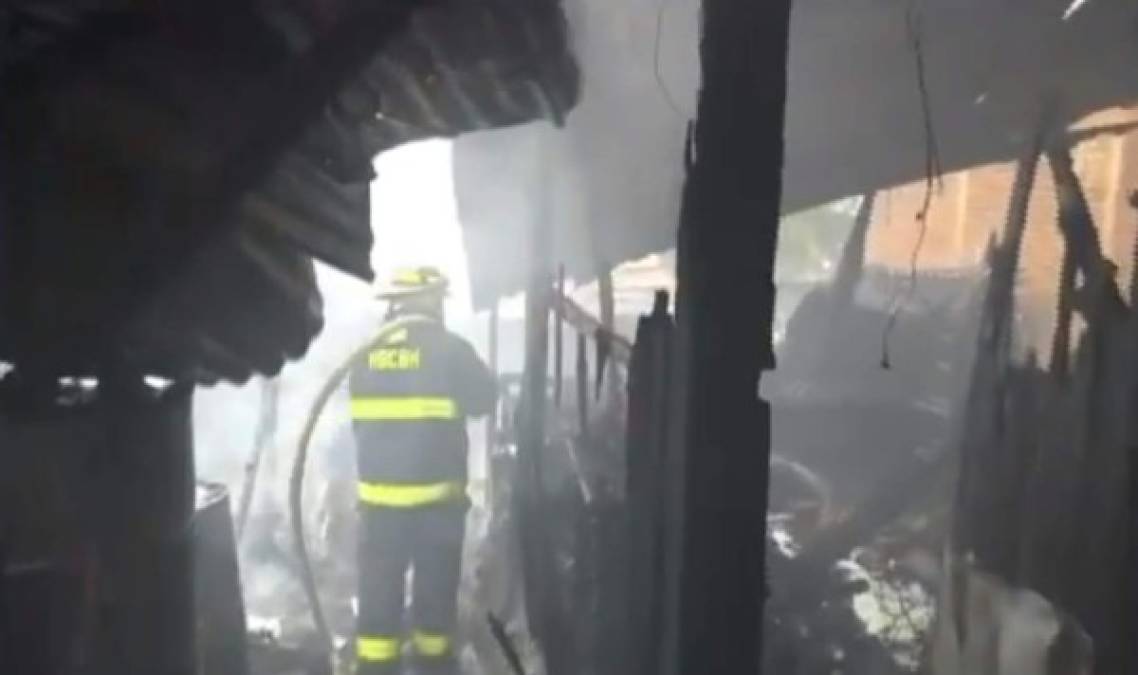 'Es horrible', gritaba, mientras preguntaba qué ocurrió. El hombre, desconcertado, ingresó a su vivienda y vio cómo sus pertenencias quedaron destuidas, mientras bomberos apgaban los resquicios de llamas. Fotrografía: Redes sociales