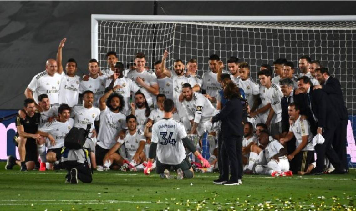 Los jugadores del Real Madrid posando con la Copa.