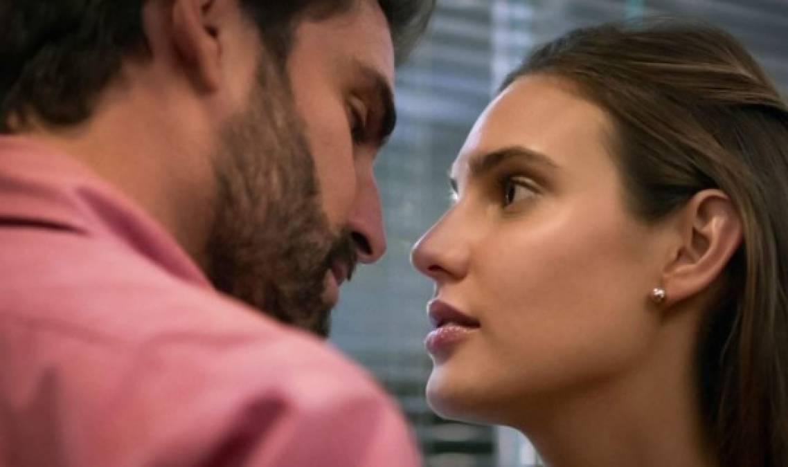 Y es que en el último capítulo de la segunda temporada de “Luis Miguel: la serie”, se muestra el romance que vivió Michelle Salas (interpretada por Macarena Achaga) con el personaje de “Mauricio Ambrosi” (Fernando Guallar). Este está basado en el supuesto amorío que tuvo Michelle con Alejandro Asensi, nombre real del ex mánager de Luis Miguel. En ese entonces, Michelle tenía 19 años y Alejandro, 39.