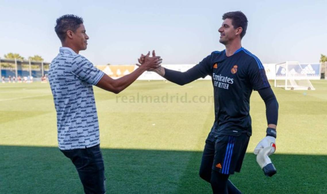 Thibaut Courtois detuvo su entrenamiento un momento para despedirse de Raphael Varane.