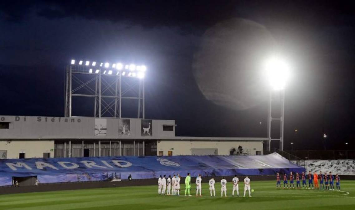 Antes del inicio del partido en el estadio Alfredo Di Stéfano se guardó un minuto de silencio en memoria de Antonio Calpe, ex jugador del Real Madrid fallecido el pasado 7 de abril a los 81 años de edad.