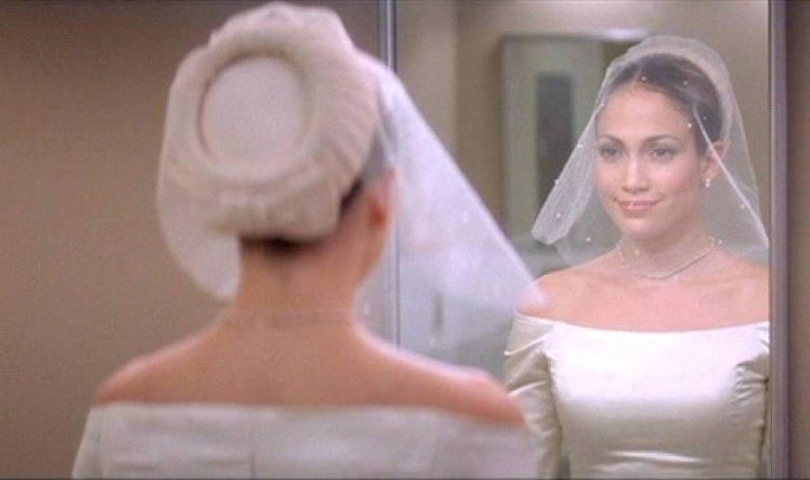 ¿Alguien más siente las vibras de JLo en la boda real?', preguntó la tuitera Tracy McGuirre al comparar el vestido de Markle con el de Jennifer López en la película de 2001.