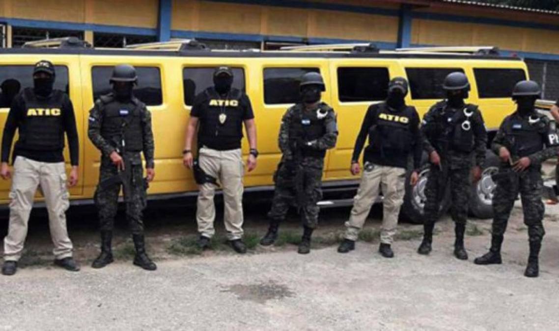 Los supuestos integrantes de la banda de los 'Peludos' fueron presentados este martes en la audiencia inicial en los juzgados de San Pedro Sula. Los miembros de grupo criminal ligado con el cartel de los Cachiros argumentaron que la limusina Hummer la compraron en partes en un yonker. Sin embargo durante la audiencia no lograron acreditar ni justificar cómo adquirieron el vehículo de lujo.