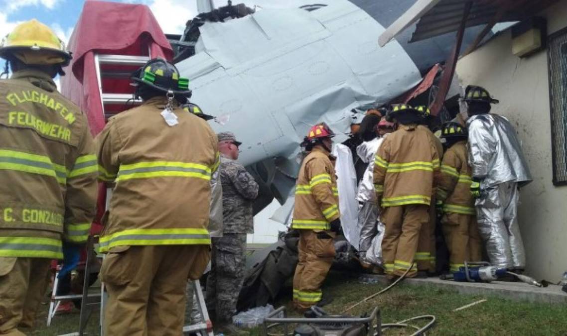 Bomberos rescatan al piloto y tripulantes de la avioneta que se estrelló en la base militar de Palmerola.