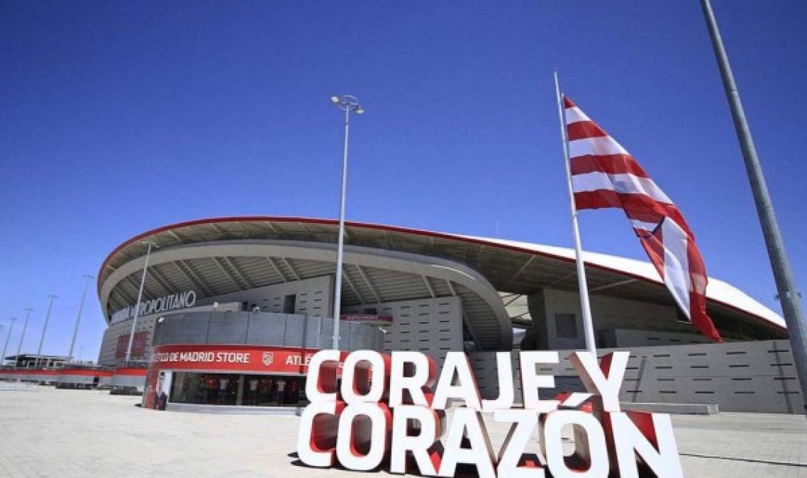 La bandera del Wanda Metropolitano, casa del Atlético de Madrid, ondea a media asta en memoria de la jugadora mexicana Daniela Lázaro.