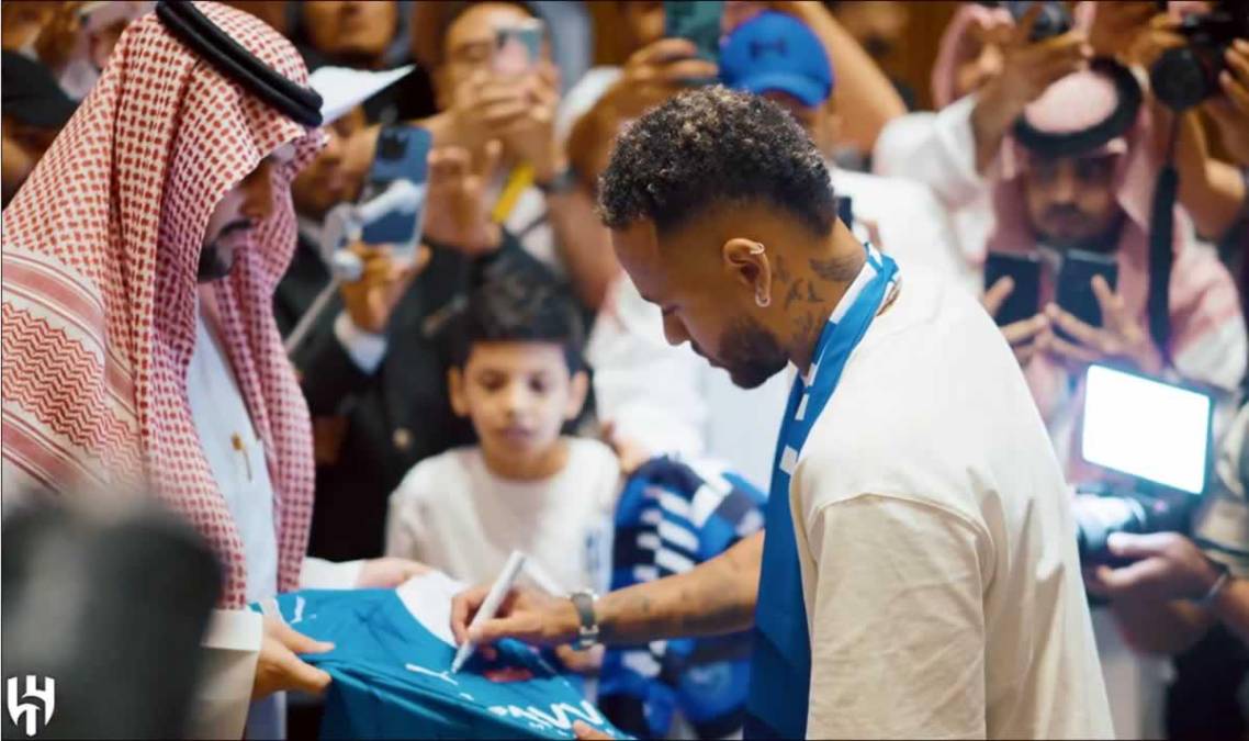 Neymar firmó autógrafos a los aficionados del Al Hilal a su llegada a Riad.