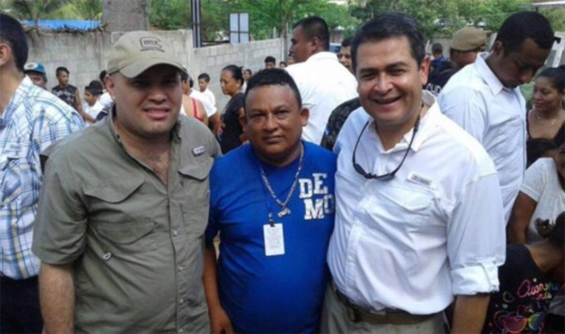 Fotografía del hermano de Geovanny Fuentes, Christian Fuentes, en Choloma, con el presidente de Honduras. Christian Fuentes fue precandidato por una diputación en Cortés por el Partido Nacional, en la corriente de Nasry Asfura.