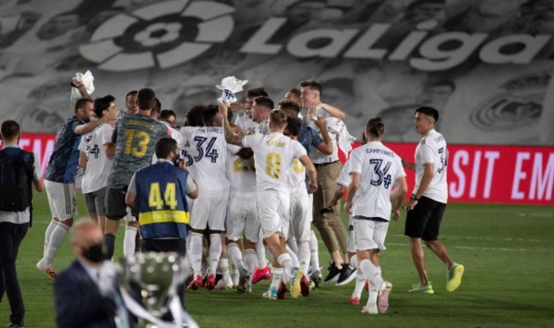 Tras el pitazo final, los jugadores del Real Madrid celebraron en conjunto.