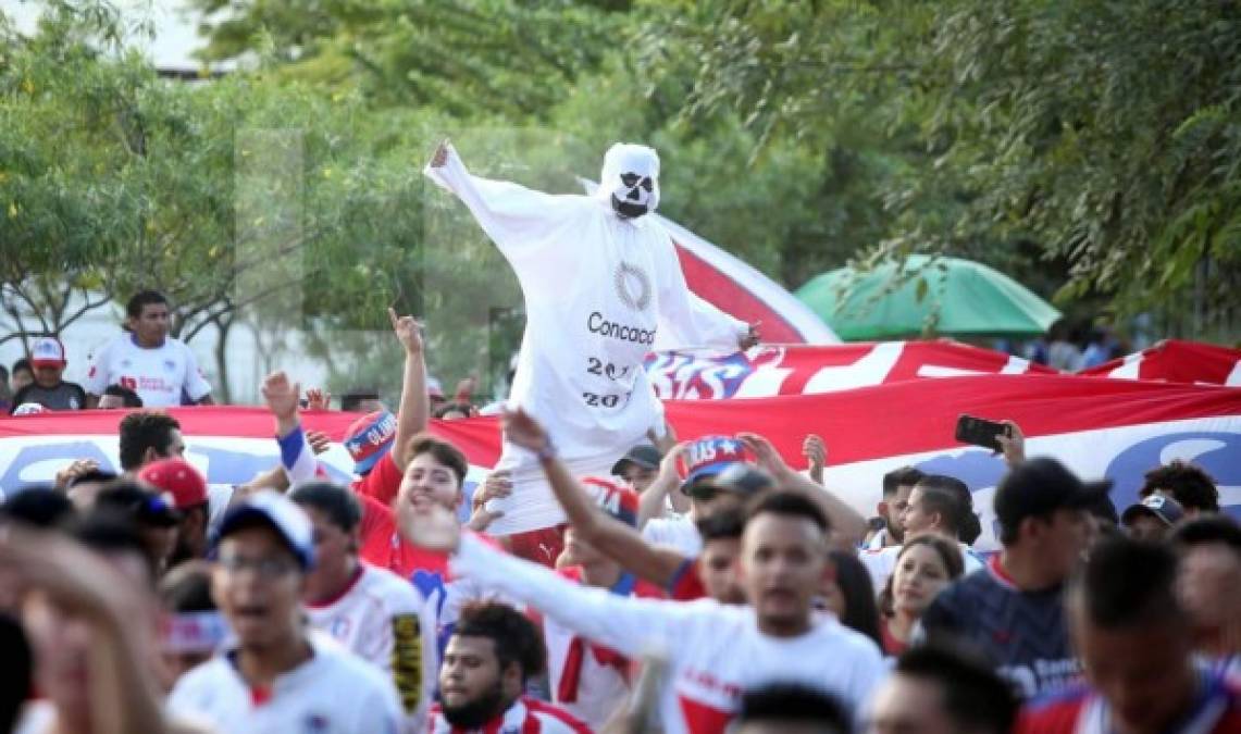 Un aficionado del Olimpia se burló del Motagua por perder el título de la Liga Concacaf. Así llegó vestido al Olímpico.