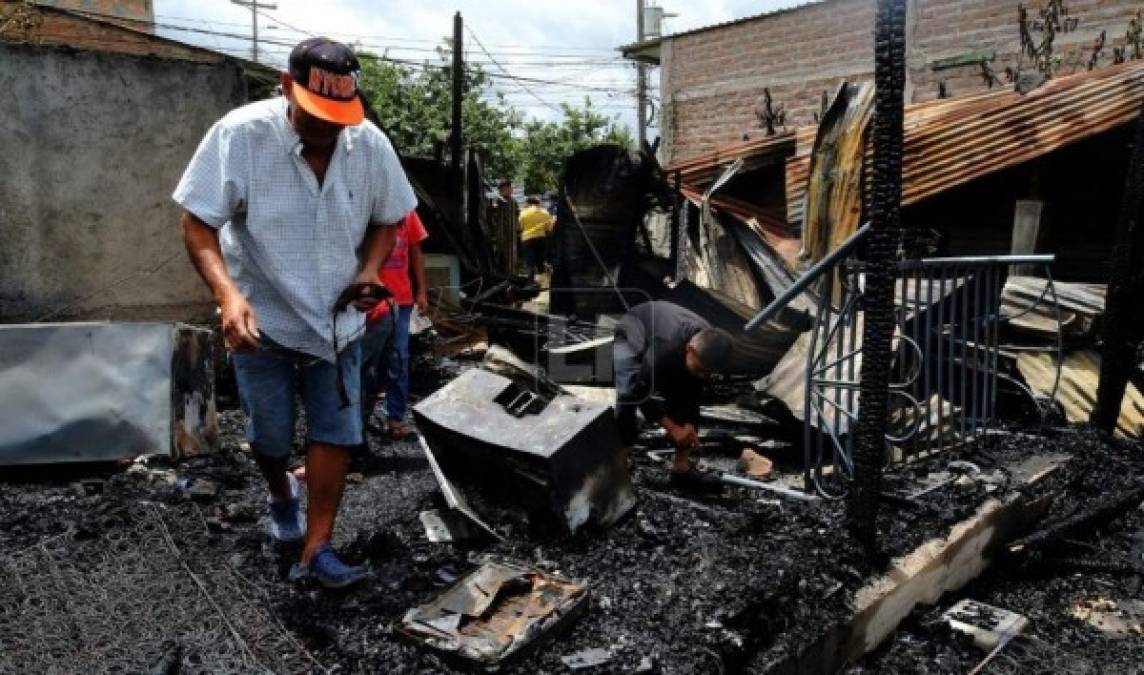 Electrodomésticos, camas, muebles y otras pertenencias se convirtieron en cenizas. Algunos residentes rescataron pertenencias. Vecinos ayudaron a auxiliar. Bomberos, que llegaron de inmediato, evitaron una tragedia aún mayor.