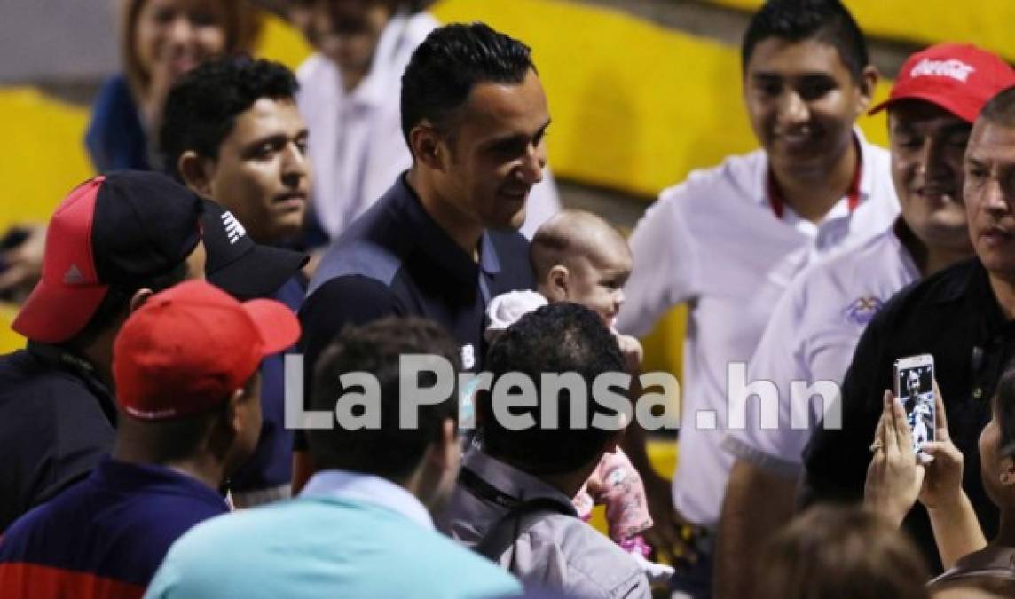 Keylor Navas muy amable accedió a posar con esta pequeña de dos meses de nacida, el padre es seguidor del Barcelona y el arquero del Real Madrid no tuvo problemas para posar con la niña.
