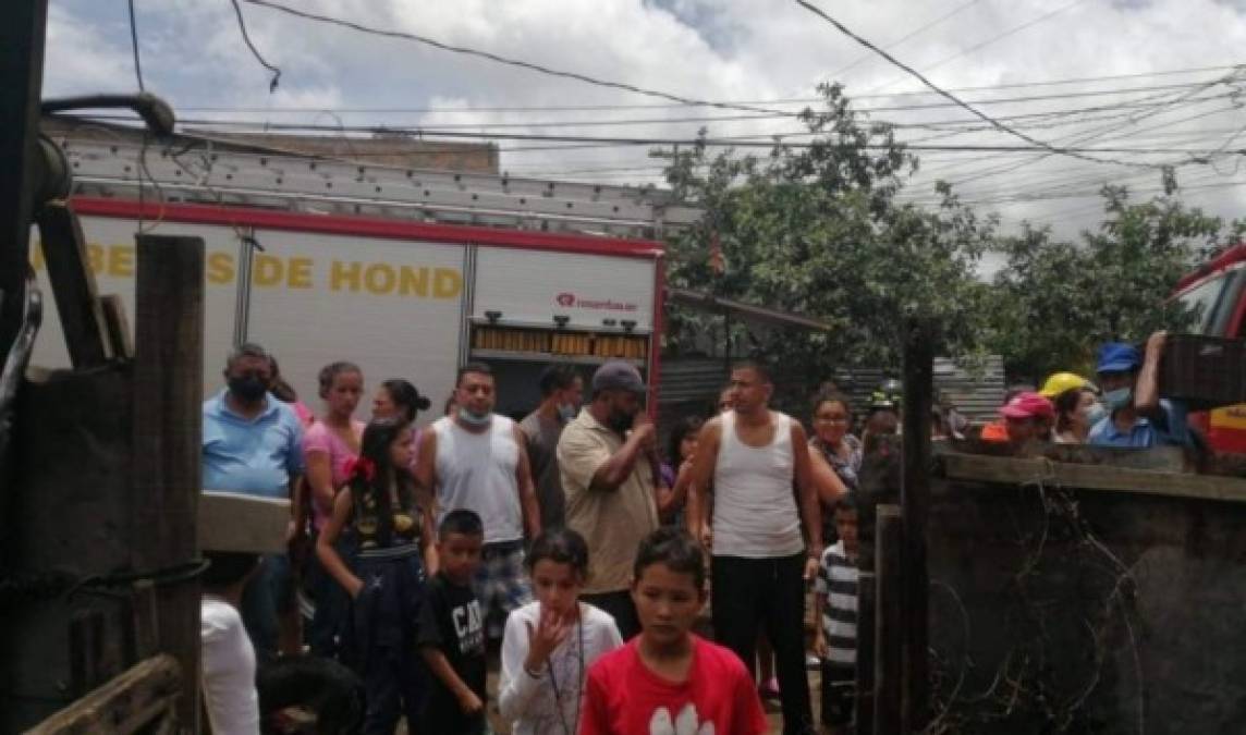 Residentes movilizaron algunas pertenencias de sus vecinos afectados a otros puntos de la colonia. Fotrografía: Redes sociales