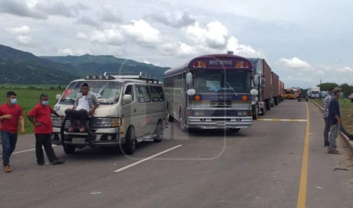 Lanza indicó que la mayoría de los propietarios de buses urbanos, interurbanos y taxis, llevan seis meses sin trabajar porque el gobierno autorizó apenas hace dos semanas la circulación parcial de unas pocas unidades en proyectos piloto de reapertura de la economía.<br/><br/>