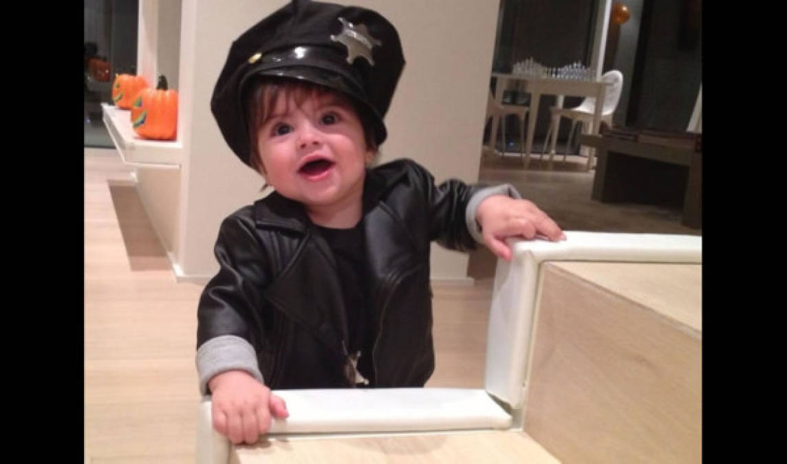 'Bebé policía. ¡Feliz Halloween a todos!'. Con estas palabras un orgulloso Gerard Piqué compartía anoche la fotografía de su hijo disfrazado.