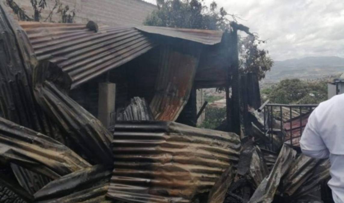 El fuego habría comenzado en una de las vivienda hasta expandirse en otras dos viviendas. Fotrografía: Redes sociales