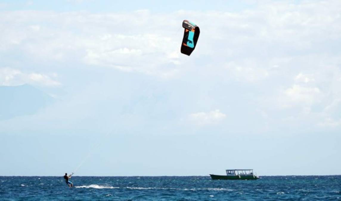 2. Los deportes extremos: Para los visitantes más aventureros, Utila ofrece diversos tipos de actividades que incluyen el snorkeling, parasailing y el flyboarding, que consiste en subir a una tabla que cuenta con dos potentes chorros hacia abajo que permiten al que los lleva volar sobre el agua. Sin duda, una experiencia única.