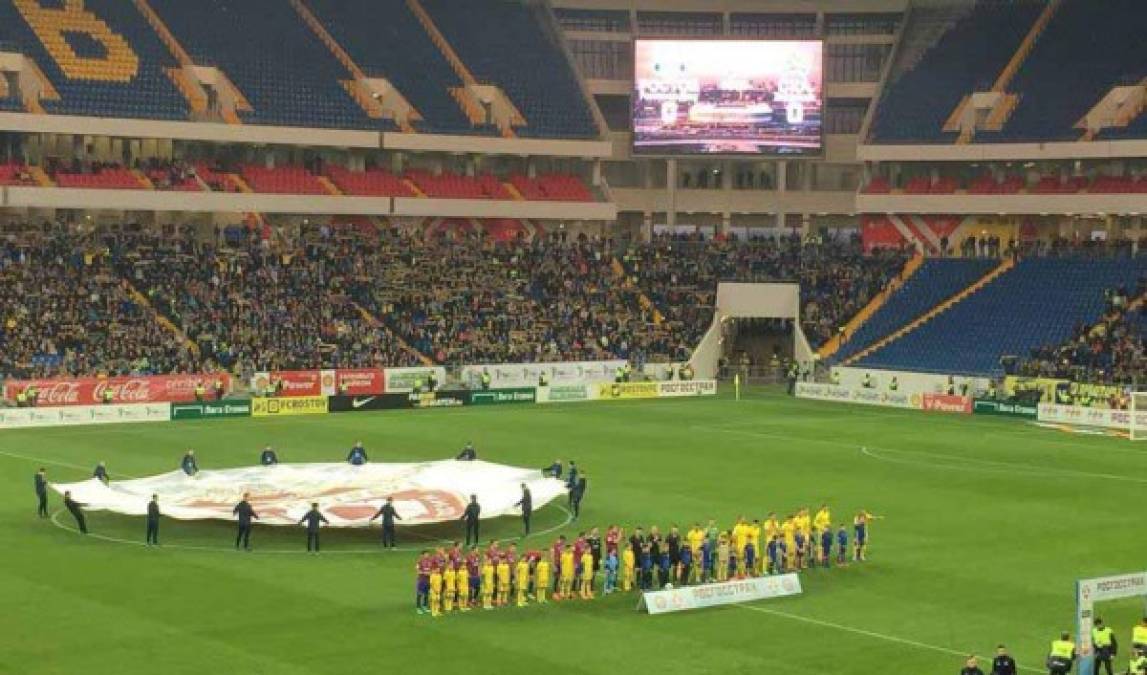 El estadio, situado a orillas del río Don que desemboca en el mar de Azov, tiene capacidad para 45.000 espectadores.