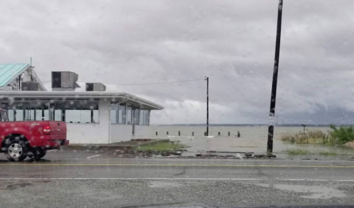 Este fin de semana una persona murió ahogada y varias más resultaron heridas en las playas del condado de Volussia, en la costa central este de Florida, debido al alto oleaje y fuerte resaca marina registrada en la zona debido a Florence.