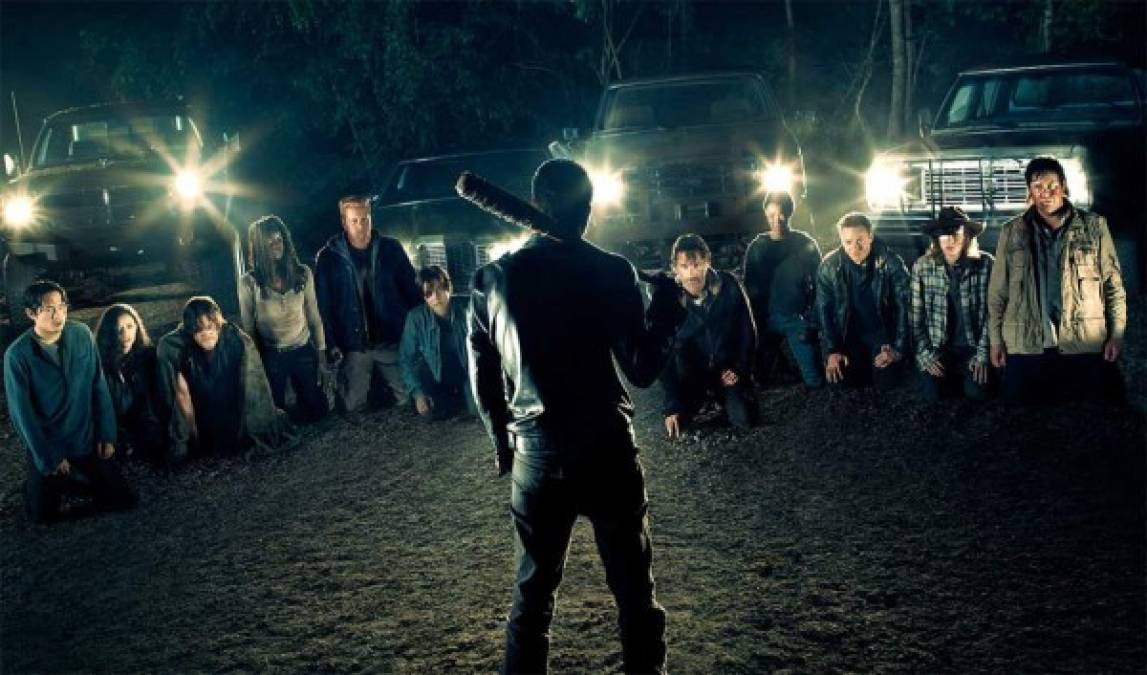 Justo cuando parecía que 'The Walking Dead' estaba llegando a su fin, apareció la séptima temporada, la más sangrienta y polémica de la historia de esta serie. Es gracias a sus nuevos capítulos sangrientos que el 'rating' ha subido y parece que todavía faltra más por ver. <br/>Recientemente se estrenó la segunda parte de la séptima temporada.