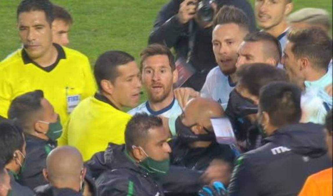 Horas después de la pelea en la que se vio involucrado Messi tras el final del Bolivia vs Argentina, se han revelado detalles de todo lo que ocurrió en el zafarrancho al extremo de identificar a las dos personas que provocaron el enojo del crack argentino y todo lo que se dijeron.