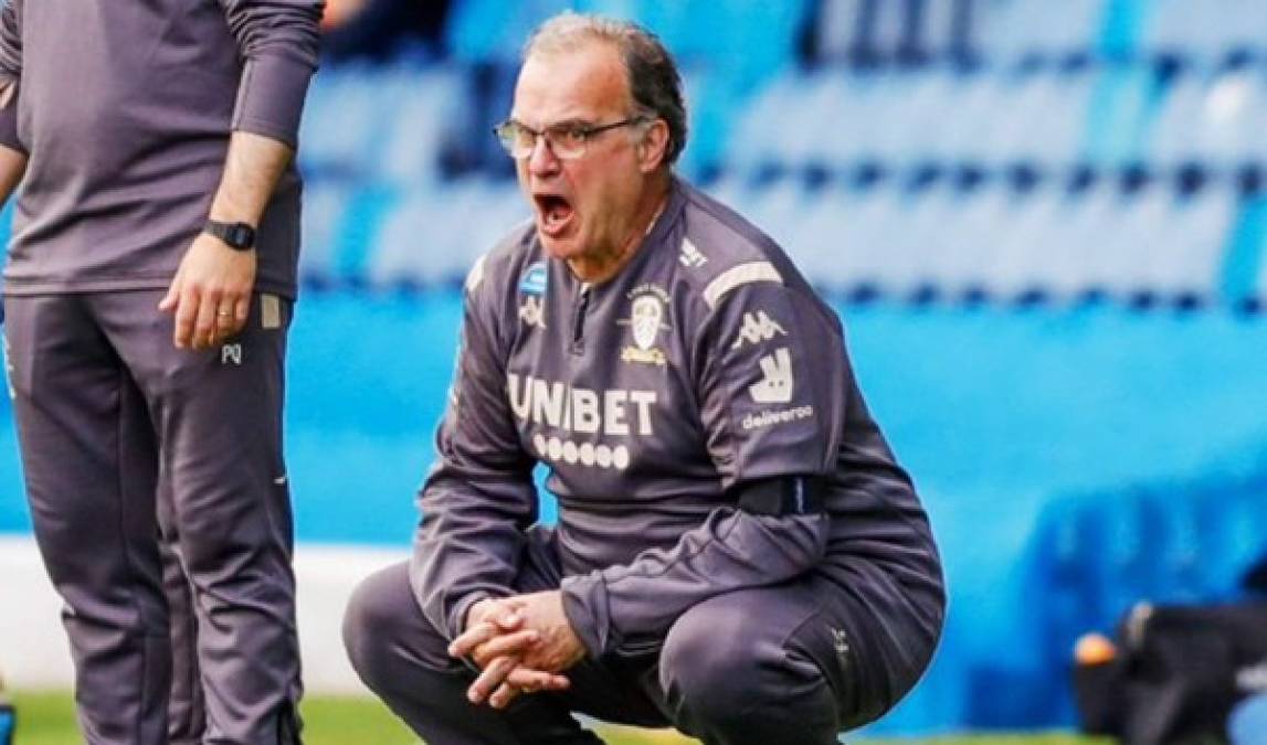 Marcelo Bielsa ya negocia con el Leeds United por su renovación. Después de la gran temporada y ascenso a la Premier League, la dirección deportiva del club no quiere dejar marchar a su técnico, que acabó contrato al final de este curso. Según informa Daily Star, las negociaciones llevarían un tono muy positivo. Cabe recordar que el equipo ya está trabajando en la llegada de múltiples jugadores para la vuelta a la máxima competición inglesa.