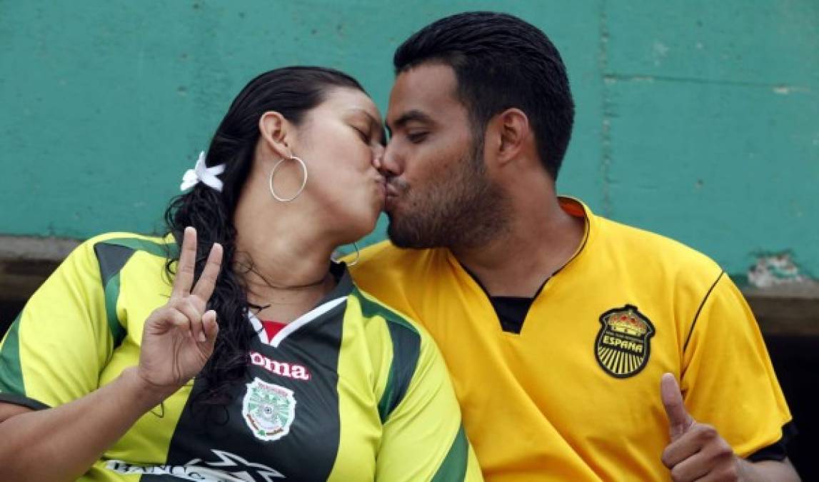 Esta pareja demuestra su amor sin importar el color de camiseta.