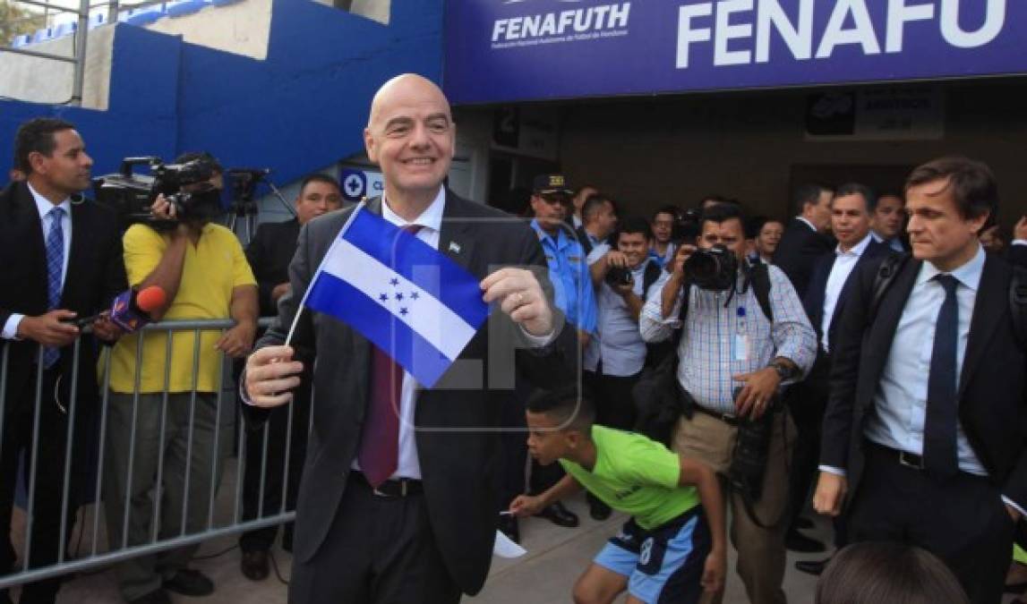 El presidente Gianni Ifantino portó una bandera de Honduras y lució sonriente.