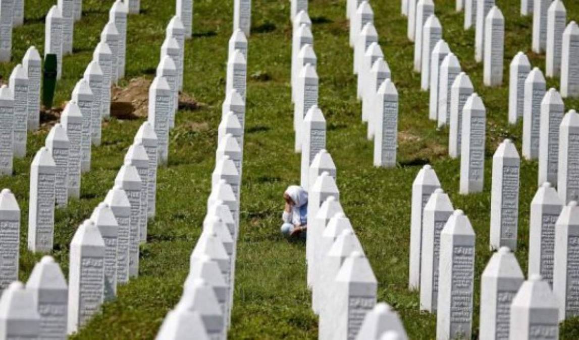 La Unión Europea declaró este martes que la ratificación de la condena a cadena perpetua contra el exgeneral serbobosnio Ratko Mladic por su papel en el genocidio de Srebrenica 'pone fin a un juicio clave en la historia reciente de Europa'.<br/><br/><br/>