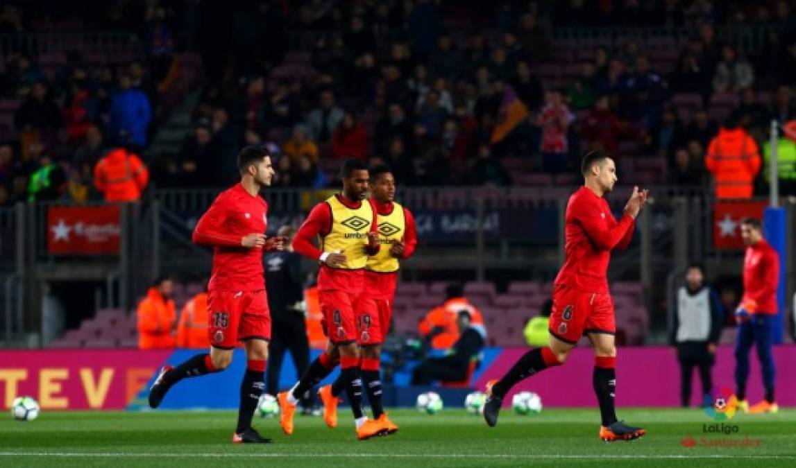 'Choco' Lozano realizando el calentamiento con sus compañeros del Girona en el Camp Nou.