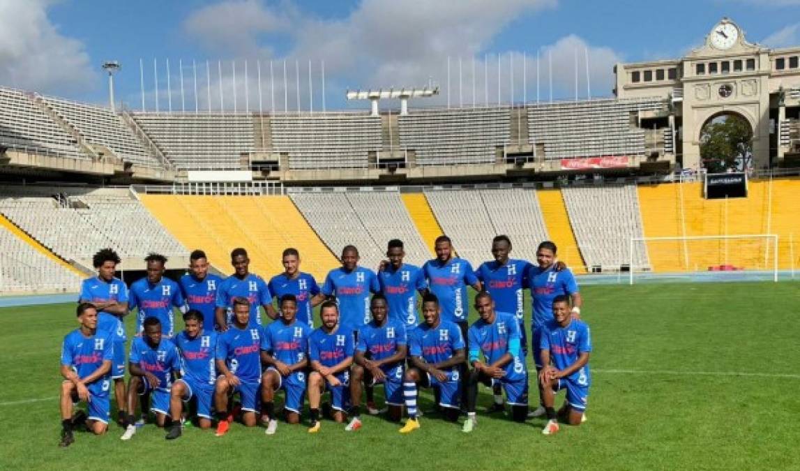 Todos los jugadores convocados para este amistoso posan en la cancha del Estadio Olímpico de Montjuïc de Barcelona.